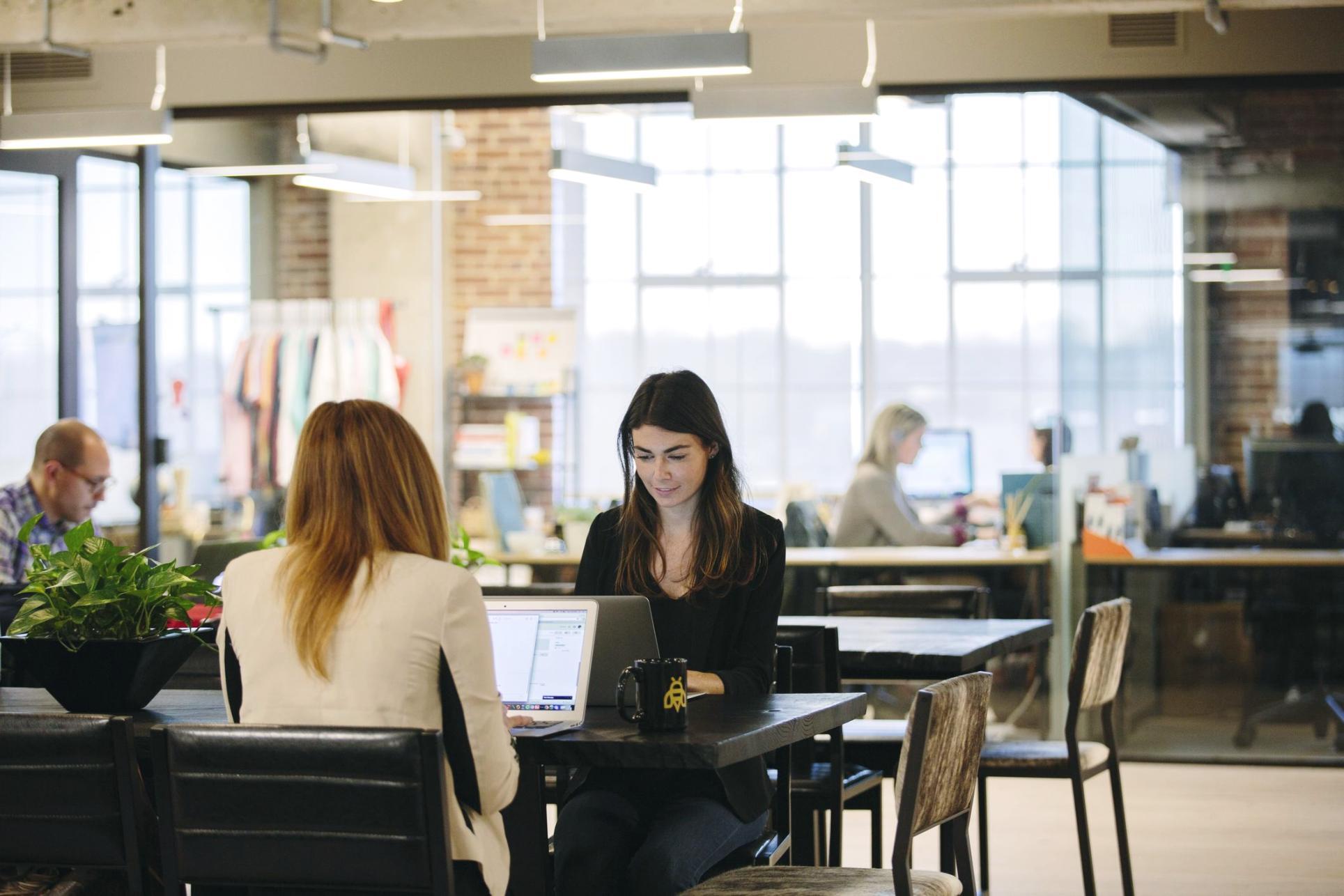 Espace de travail avec documentation financière