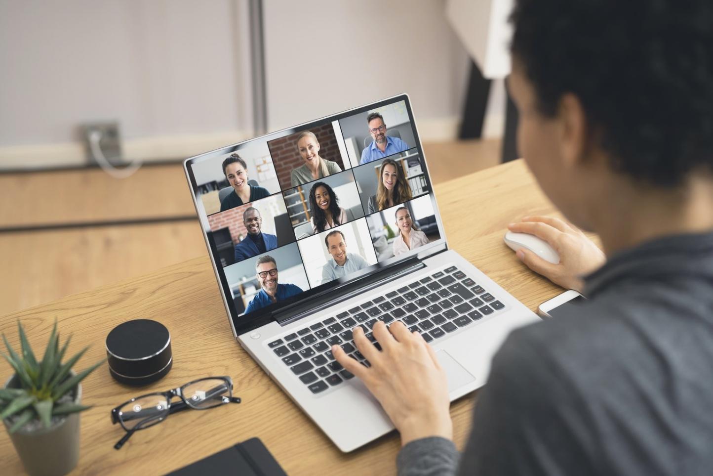 Bureau moderne avec équipement professionnel illustrant notre environnement de travail